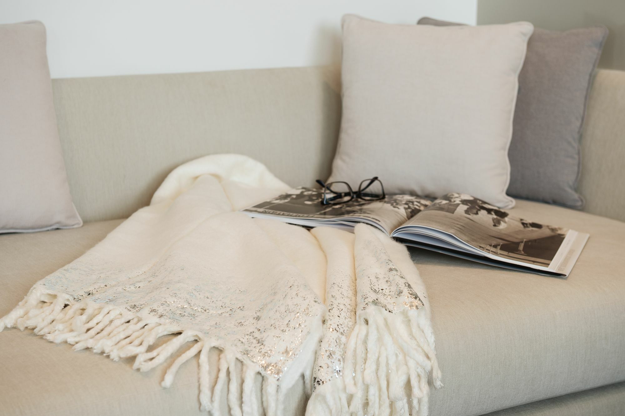 La Ville Hotel & Suites City Walk Dubai, Autograph Collection Buitenkant foto A throw on a sofa